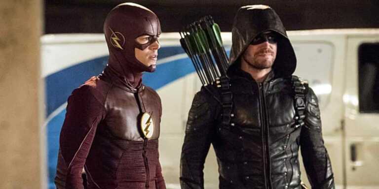 The Flash (Barry Allen) și Green Arrow (Oliver Queen), jucați de actorii Grant Gustin și Stephen Amell în Arrowverse